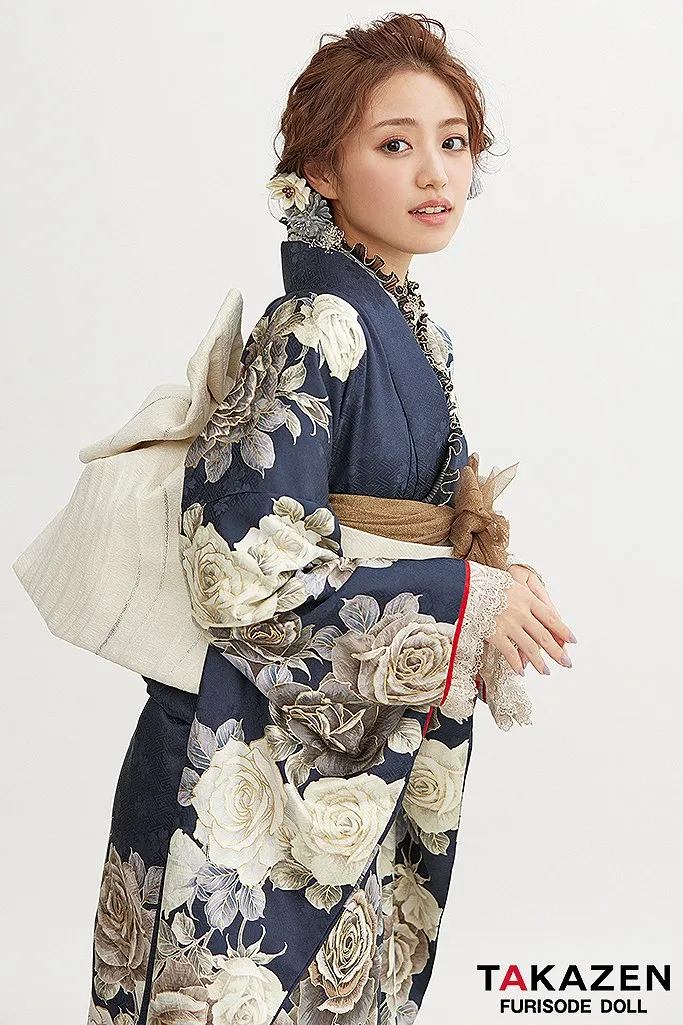 TAKAZENのレンタル振袖 くすみカラーガーリー　紺色/ネイビー/グレー　薔薇柄　おしゃれ　かわいい振袖　ハイネック/ブーツコーデ　香音ちゃん【通販可】24015