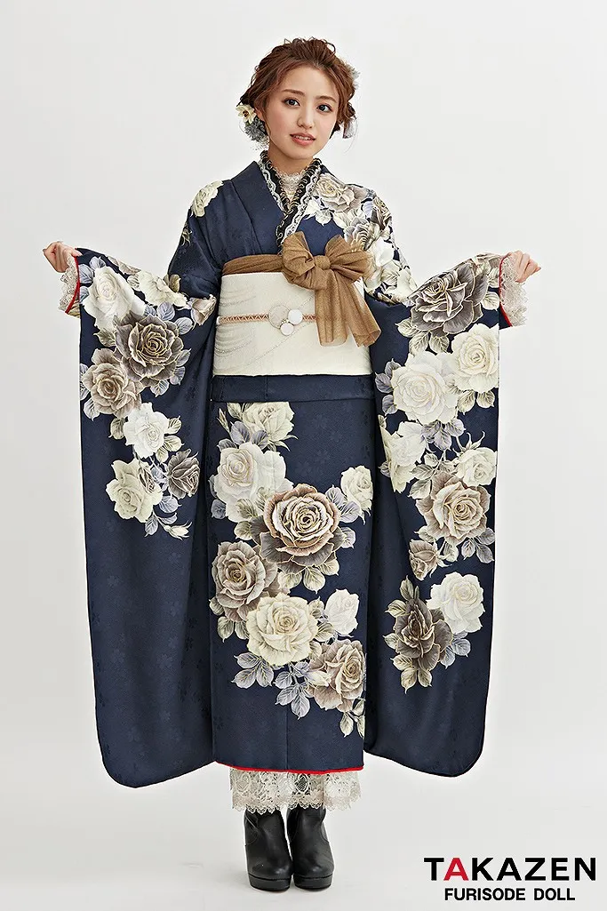 TAKAZENのレンタル振袖 くすみカラーガーリー　紺色/ネイビー/グレー　薔薇柄　おしゃれ　かわいい振袖　ハイネック/ブーツコーデ　香音ちゃん【通販可】24015