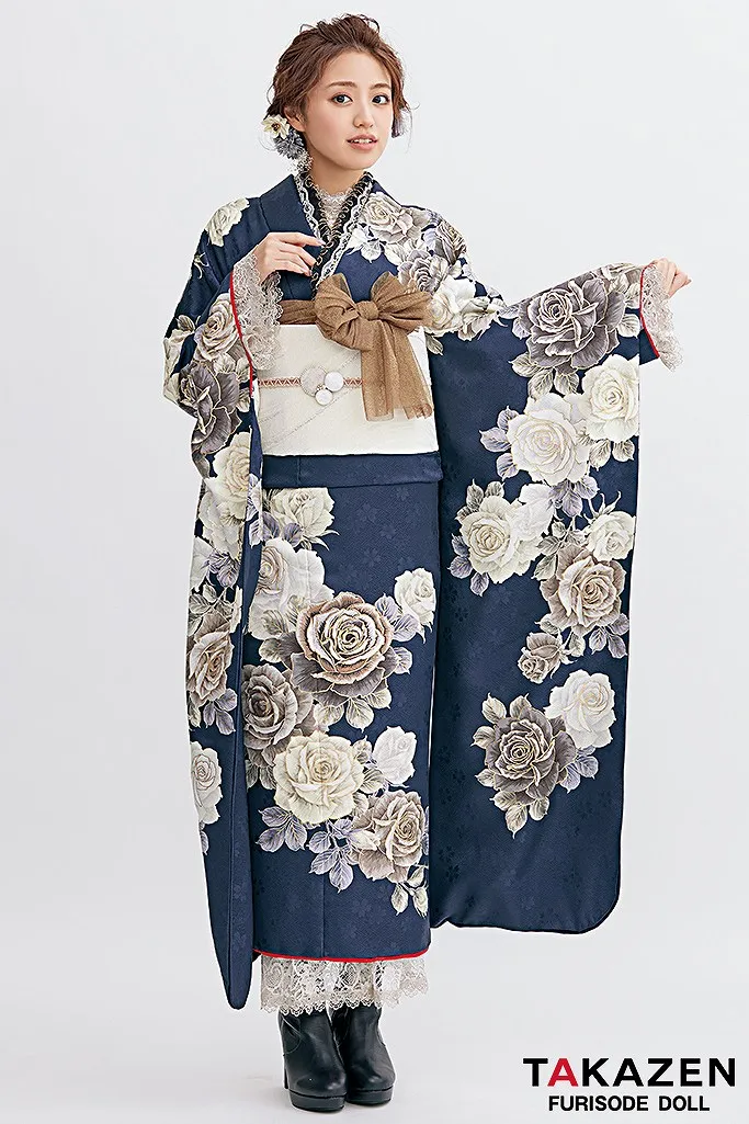 TAKAZENのレンタル振袖 くすみカラーガーリー　紺色/ネイビー/グレー　薔薇柄　おしゃれ　かわいい振袖　ハイネック/ブーツコーデ　香音ちゃん【通販可】24015