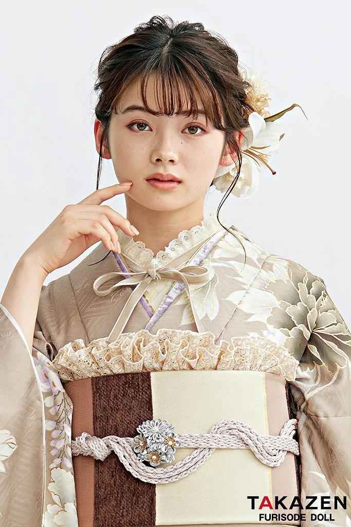 TAKAZENのレンタル振袖 くすみカラーガーリー　ベージュ/淡色　牡丹上品振袖 　ニュアンスカラー　モダン　トレンド　南琴奈【通販可】24017
