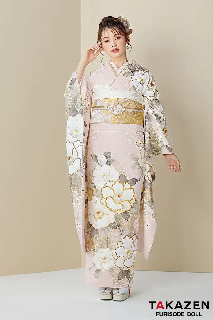 TAKAZENのレンタル振袖 くすみカラー古典 淡い色/薄ピンク 椿柄 かわいい 透明感 統一感のある着こなし トレンド 南琴奈【通販可】24019