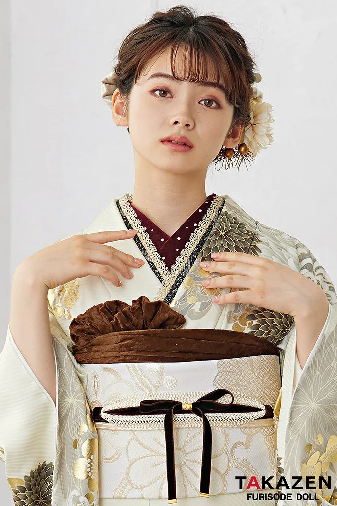 TAKAZENのレンタル振袖 くすみカラー古典　薄いクリーム/白/淡色　乱菊柄　シンプル　大人っぽい振袖　おしゃれな着こなし　南琴奈【通販可】24020