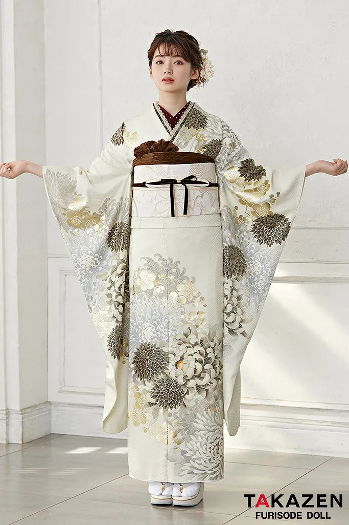 TAKAZENのレンタル振袖 くすみカラー古典　薄いクリーム/白/淡色　乱菊柄　シンプル　大人っぽい振袖　おしゃれな着こなし　南琴奈【通販可】24020