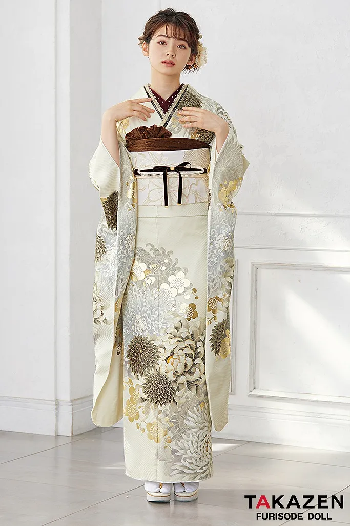 TAKAZENのレンタル振袖 くすみカラー古典　薄いクリーム/白/淡色　乱菊柄　シンプル　大人っぽい振袖　おしゃれな着こなし　南琴奈【通販可】24020