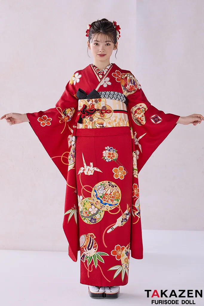 TAKAZENのレンタル振袖 正統派古典　赤/金色(ゴールド) 　鞠柄/打出の小槌　 シンプル 　かわいい　金駒繍京友禅　 落ち着いた振袖　南琴奈【通販可】32055