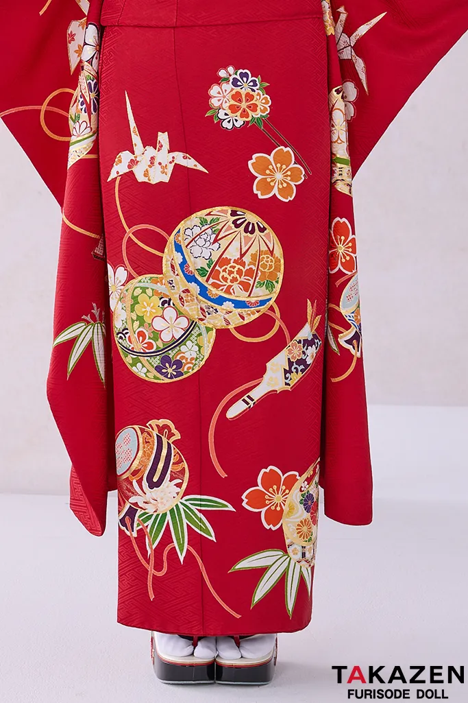 TAKAZENのレンタル振袖 正統派古典　赤/金色(ゴールド) 　鞠柄/打出の小槌　 シンプル 　かわいい　金駒繍京友禅　 落ち着いた振袖　南琴奈【通販可】32055