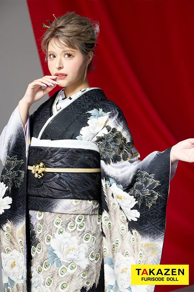 TAKAZENのレンタル振袖 ジャパンモード　黒/グレー　孔雀柄　大人っぽい　かっこいい着こなし振袖　渋い　クール　極妻風　今井アンジェリカ【通販可】32147