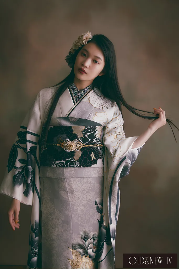 TAKAZENのレンタル振袖 ヴィンテージスタイル　グレー/白　牡丹柄　大柄　かっこいい　すっきり　シンプル　大人っぽい【通販可】K667