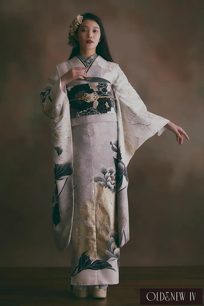 TAKAZENのレンタル振袖 ヴィンテージスタイル　グレー/白　牡丹柄　大柄　かっこいい　すっきり　シンプル　大人っぽい【通販可】K667