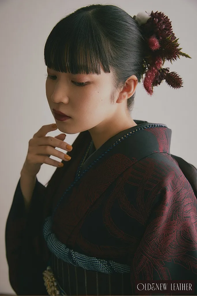 TAKAZENのレンタル振袖 ヴィンテージスタイル　黒/赤　鶏柄柄　かっこいい　目立つ　アンティーク調　ブーツコーデ【通販可】K671