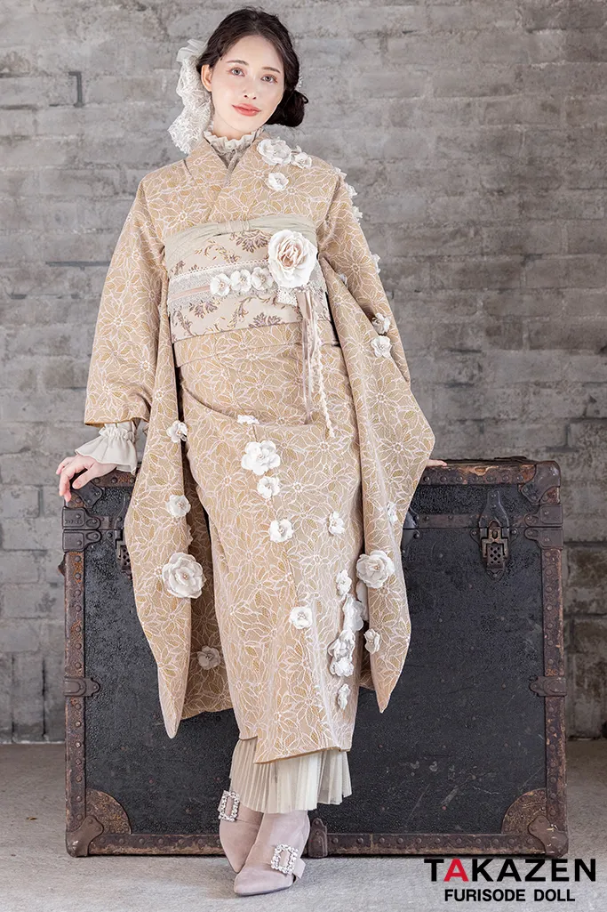 TAKAZENのレンタル振袖 くすみカラーガーリー　ベージュ/からし　立体花　総レース　人とかぶらない　ブーツスタイル　ハイネック【通販可】K702