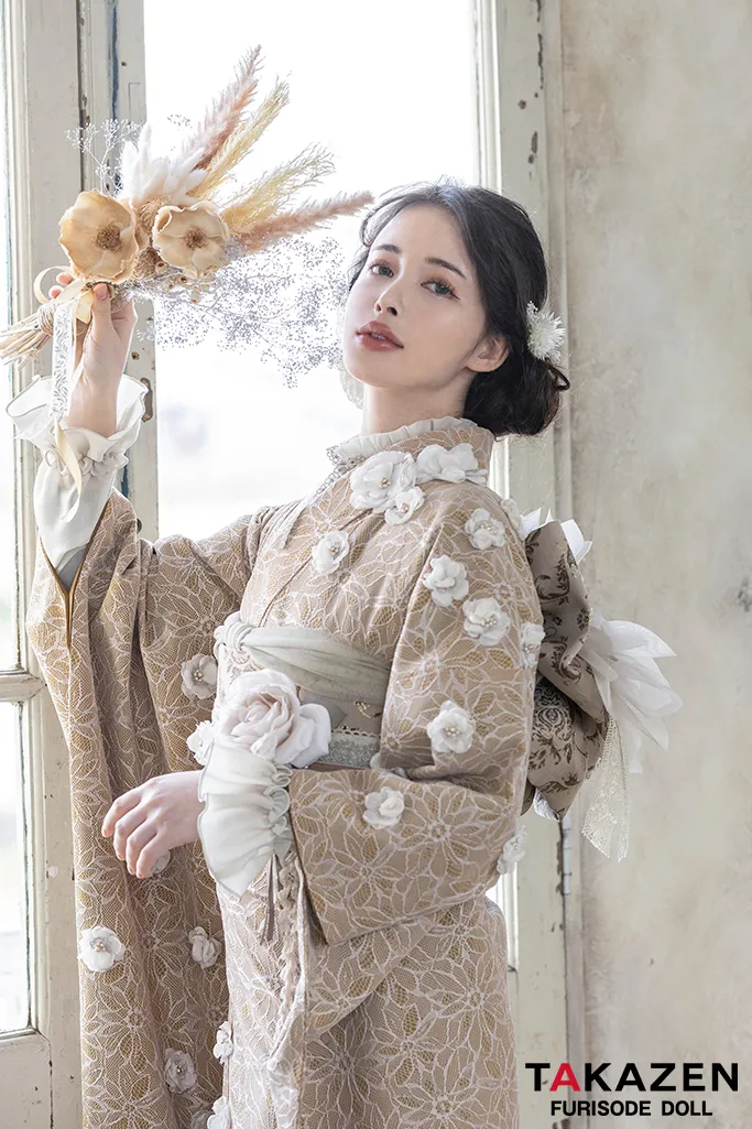 TAKAZENのレンタル振袖 くすみカラーガーリー　ベージュ/からし　立体花　総レース　人とかぶらない　ブーツスタイル　ハイネック【通販可】K702