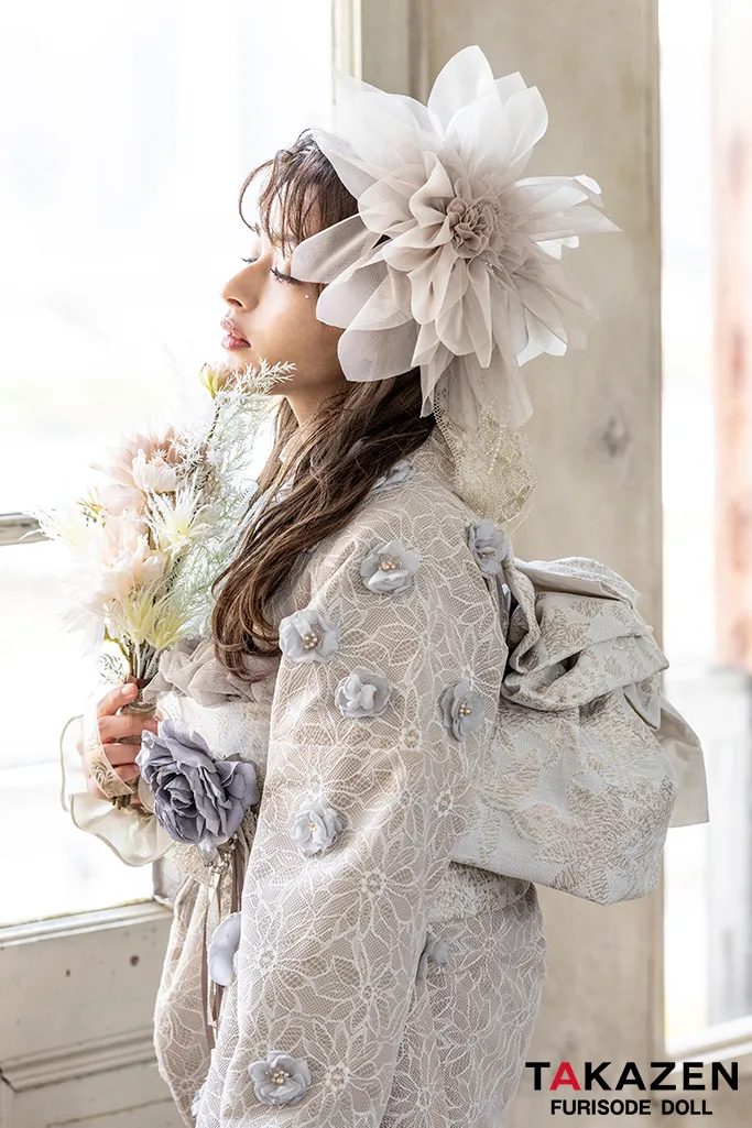 TAKAZENのレンタル振袖 くすみカラーガーリー　ベージュ　立体花　人気　おしゃれ　ハイネック　誰ともかぶらない　総レース【通販可】K703