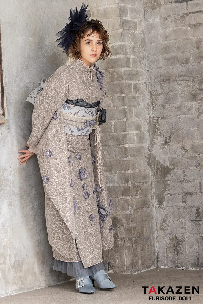 TAKAZENのレンタル振袖 くすみカラーガーリー　カーキ/ニュアンスカラー　立体花　総レース　アンティーク調　ハイネック【通販可】K704