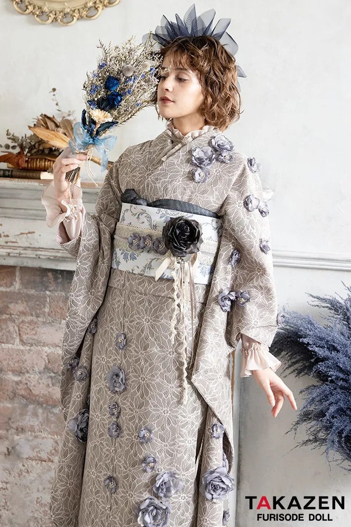 TAKAZENのレンタル振袖 くすみカラーガーリー カーキ/ニュアンスカラー 立体花 総レース アンティーク調 ハイネック【通販可】K704