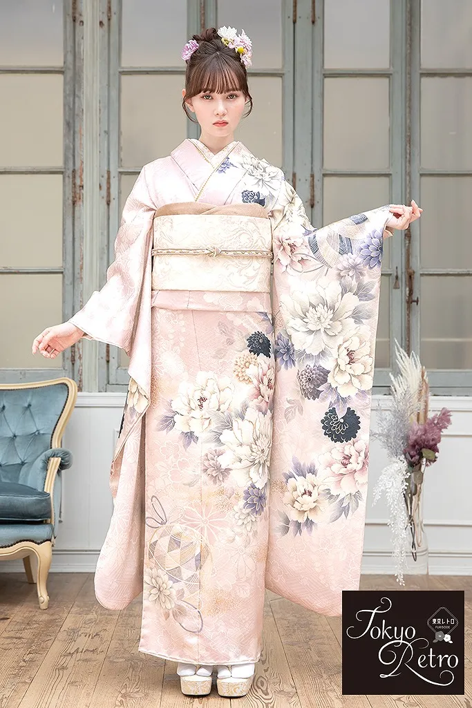 TAKAZENのレンタル振袖 東京レトロ　くすみピンク/淡い色　牡丹柄　くすみカラー古典　かわいい　統一感のある着こなし【通販可】K743