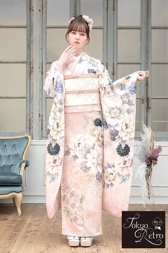 TAKAZENのレンタル振袖 東京レトロ　くすみピンク/淡い色　牡丹柄　くすみカラー古典　かわいい　統一感のある着こなし【通販可】K743