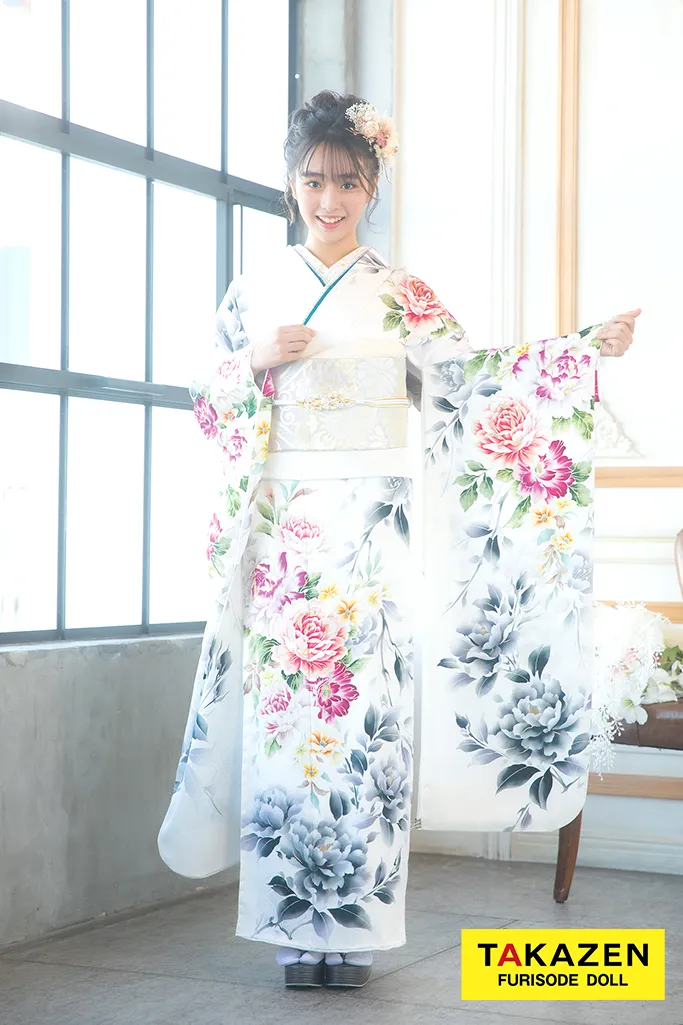 TAKAZENのレンタル振袖 正統派古典　白/グレー　牡丹柄　お洒落　大人っぽい　きれいめ　華やか　藤岡舞衣【通販可】K767