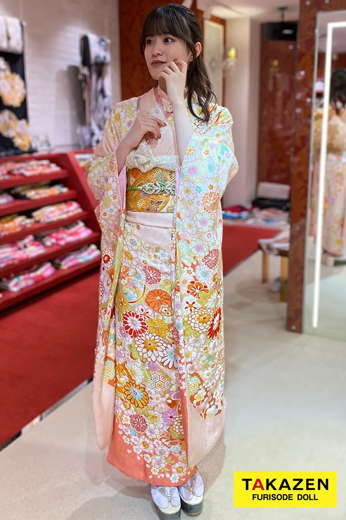 TAKAZENのレンタル振袖 正統派古典　白/ピンク/水色　菊柄　唐絞り　淡い色　かわいい　女の子らしい　低身長さんにもおすすめ【通販可】M6