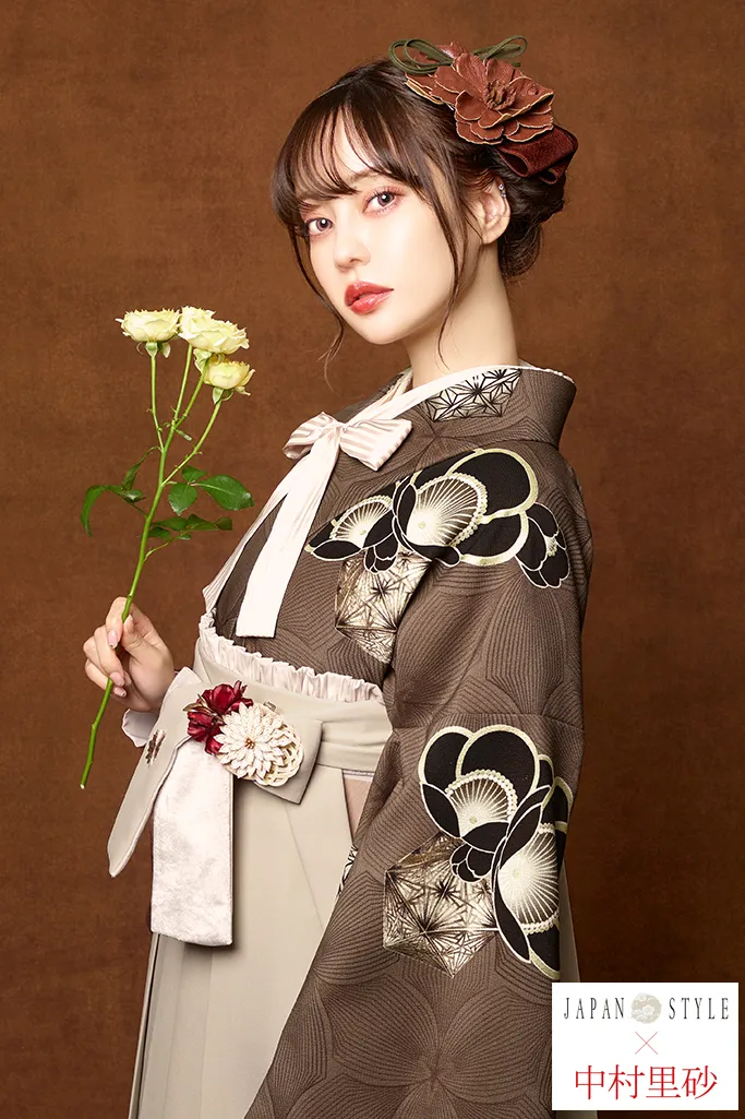 TAKAZENのレンタル袴 JAPANSTYLE×中村里砂ブランド袴　くすみカラー古典　ブラウン/ダスティーカラー　梅柄　おしゃれ【通販可】R24049