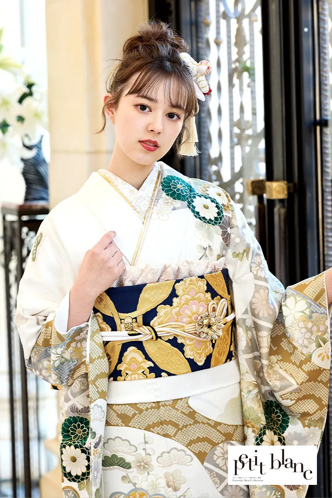 TAKAZENのレンタル振袖 正統派古典　白/ベージュ　菊柄/絞り風　大人っぽい　綺麗　清楚　上品【通販可】K825