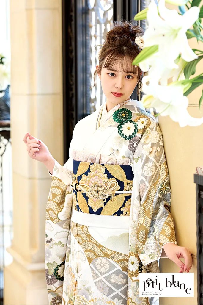 TAKAZENのレンタル振袖 正統派古典　白/ベージュ　菊柄/絞り風　大人っぽい　綺麗　清楚　上品【通販可】K825