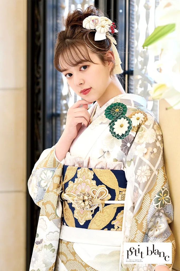 TAKAZENのレンタル振袖 正統派古典　白/ベージュ　菊柄/絞り風　大人っぽい　綺麗　清楚　上品【通販可】K825