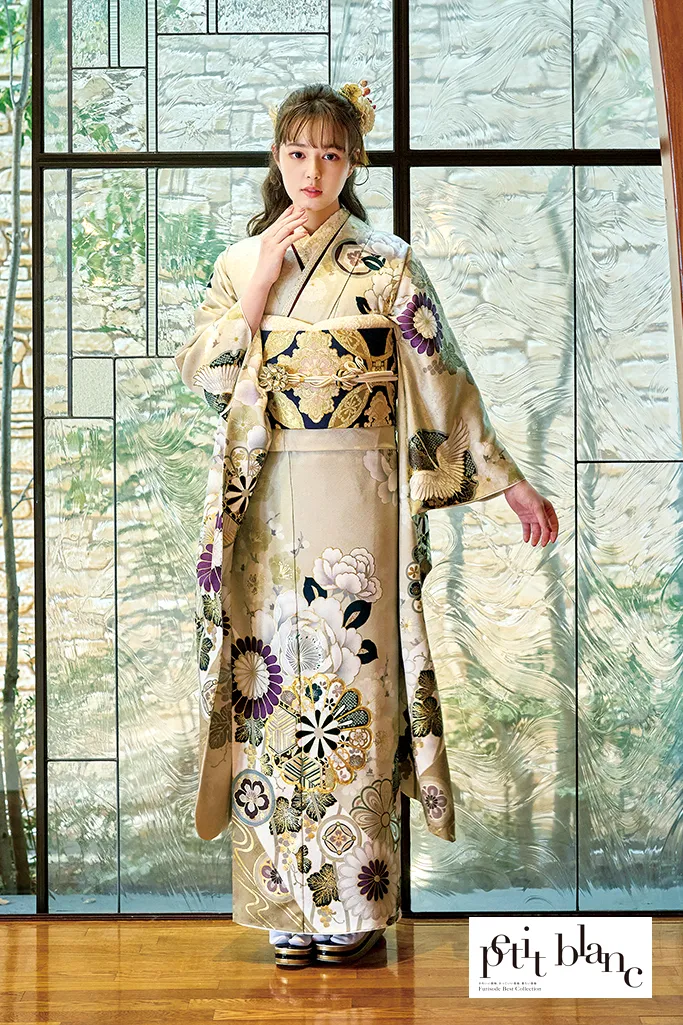 TAKAZENのレンタル振袖 正統派古典　ベージュ　牡丹柄　大人っぽい　上品　綺麗　統一感のある着こなし【通販可】K836