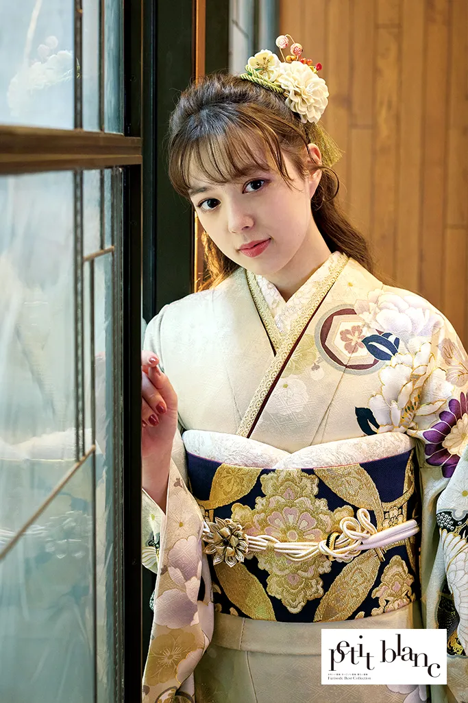 TAKAZENのレンタル振袖 正統派古典　ベージュ　牡丹柄　大人っぽい　上品　綺麗　統一感のある着こなし【通販可】K836