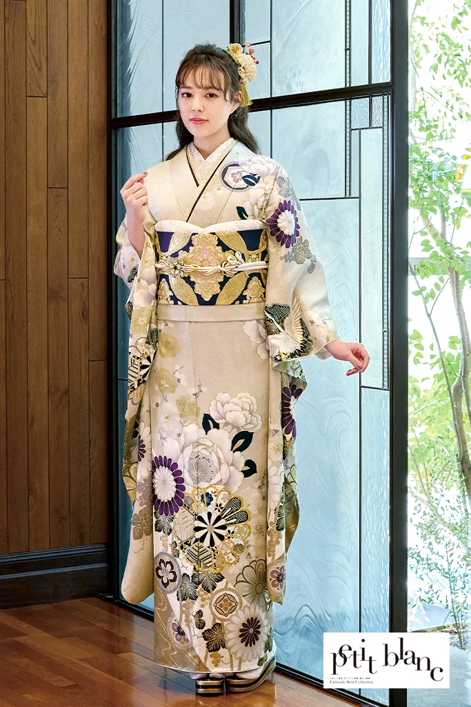 TAKAZENのレンタル振袖 正統派古典　ベージュ　牡丹柄　大人っぽい　上品　綺麗　統一感のある着こなし【通販可】K836