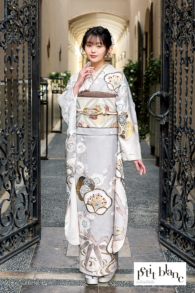 TAKAZENのレンタル振袖 正統派古典　グレー/淡い色/ニュアンスカラー　梅柄　大人っぽい　シンプル　トレンド【通販可】K838