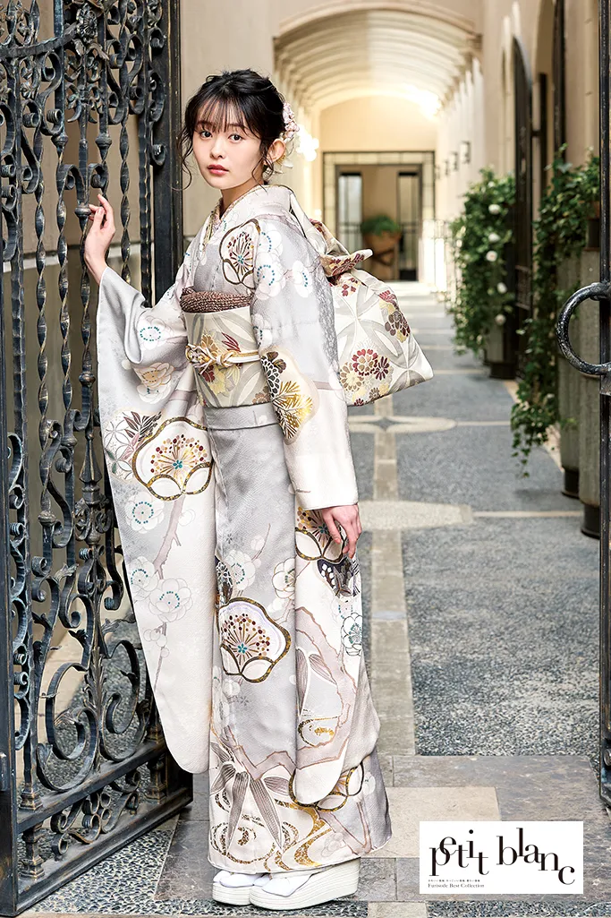 TAKAZENのレンタル振袖 正統派古典　グレー/淡い色/ニュアンスカラー　梅柄　大人っぽい　シンプル　トレンド【通販可】K838