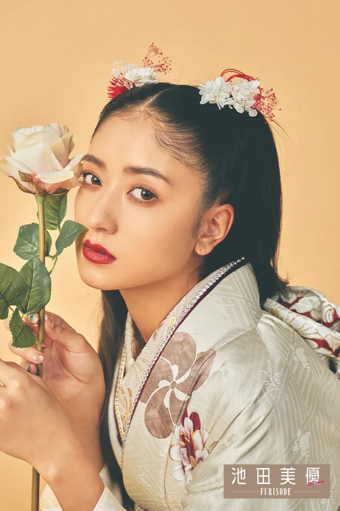 TAKAZENのレンタル振袖 池田美優(みちょぱ)振袖　アイボリー/オフカラー　毬柄/スッキリ柄　シンプル　大人っぽい　上品【通販可】K843