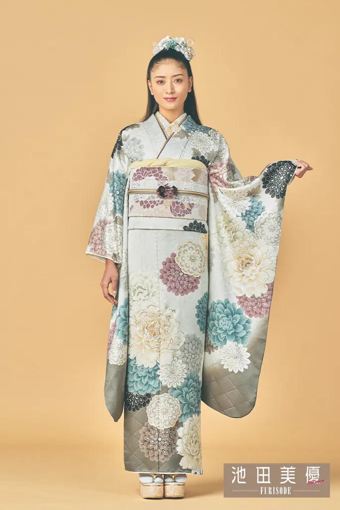 TAKAZENのレンタル振袖 池田美優(みちょぱ)振袖　ライトグレー/くすみカラー　牡丹柄/大柄　スモーキーカラー　大人っぽい　トレンド【通販可】K846