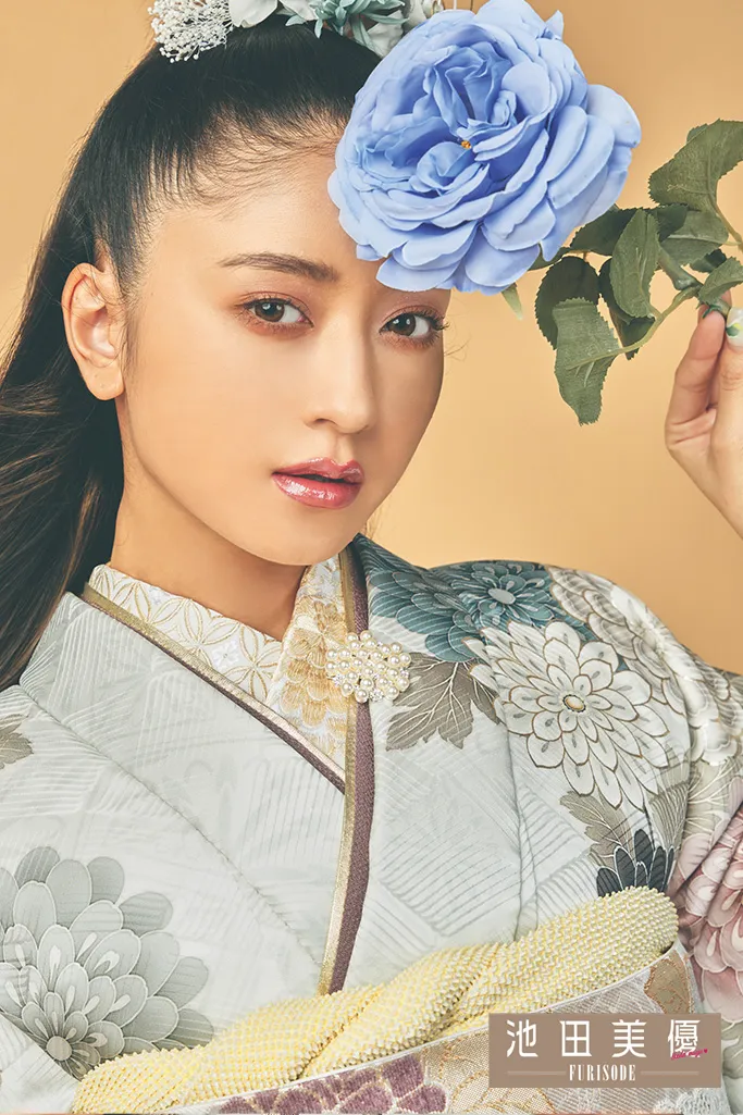 TAKAZENのレンタル振袖 池田美優(みちょぱ)振袖 ライトグレー/くすみカラー 牡丹柄/大柄 スモーキーカラー 大人っぽい トレンド【通販可】K846