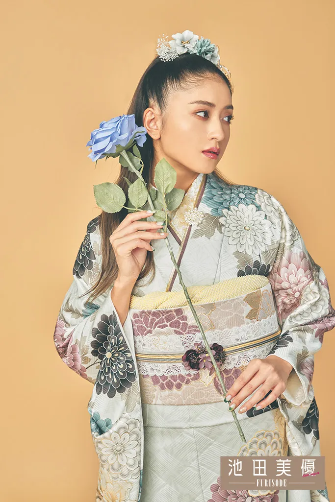 TAKAZENのレンタル振袖 池田美優(みちょぱ)振袖 ライトグレー/くすみカラー 牡丹柄/大柄 スモーキーカラー 大人っぽい トレンド【通販可】K846