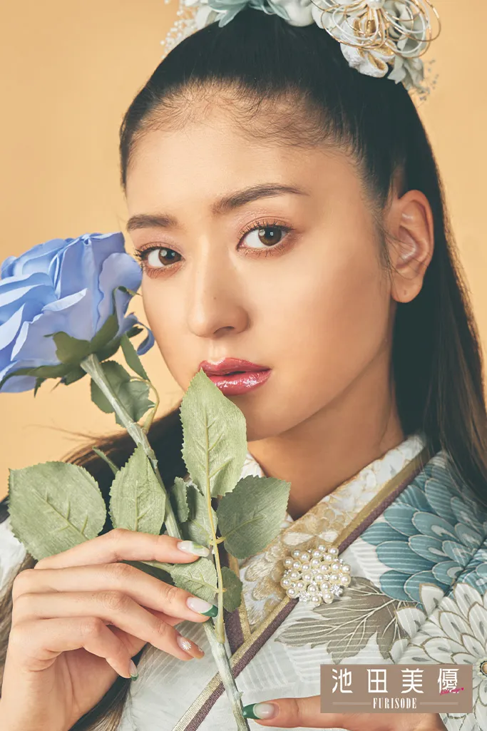 TAKAZENのレンタル振袖 池田美優(みちょぱ)振袖 ライトグレー/くすみカラー 牡丹柄/大柄 スモーキーカラー 大人っぽい トレンド【通販可】K846