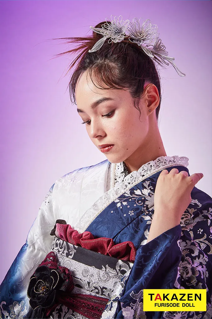 TAKAZENのレンタル振袖 正統派古典　ブルー(青色)/シルバー　薔薇柄　かっこいい　華やか　桂由美プレミアム振袖【通販可】K854