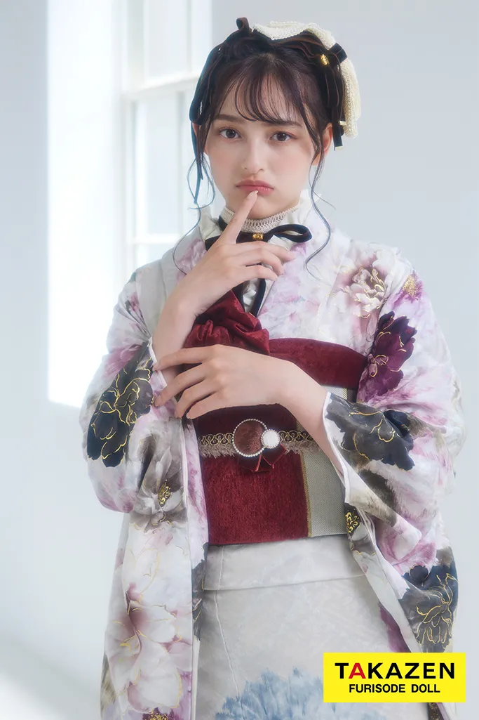 TAKAZENのレンタル振袖 九重×中村里砂ブランド振袖　ベージュ/グレー/くすみカラー　水彩画風　ニュアンスカラー　お洒落　ガーリー　チョーカー　大峰ユリホ【通販可】LB23