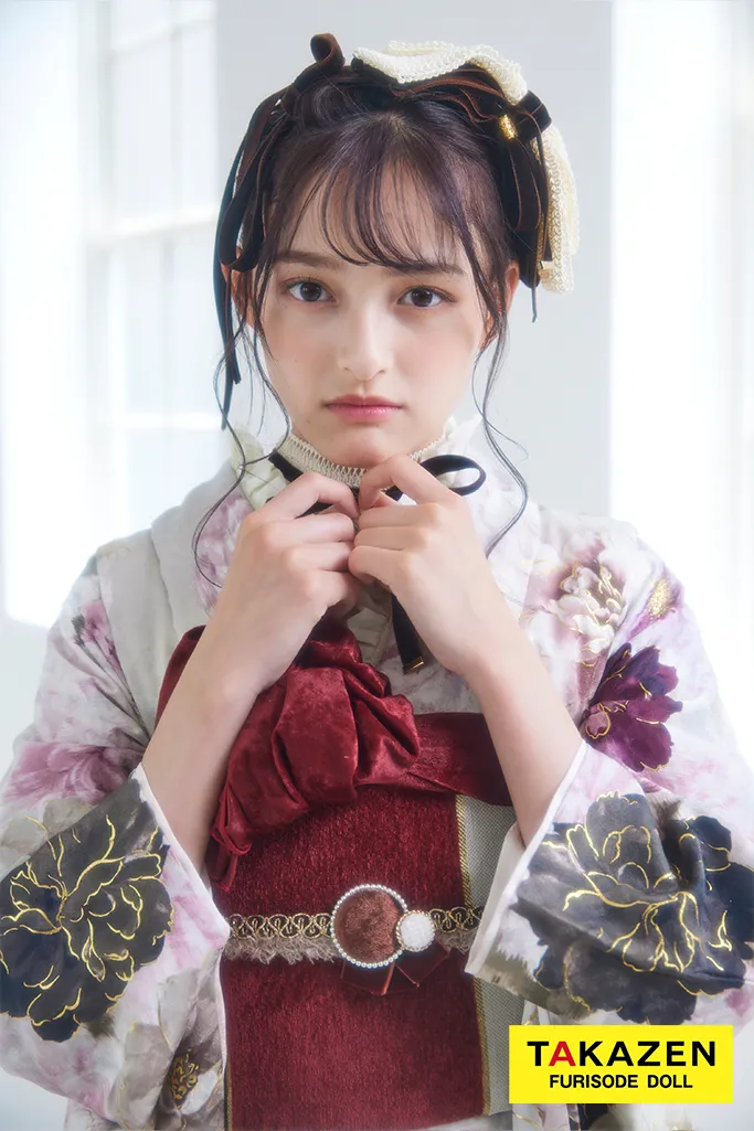 TAKAZENのレンタル振袖 九重×中村里砂ブランド振袖　ベージュ/グレー/くすみカラー　水彩画風　ニュアンスカラー　お洒落　ガーリー　チョーカー　大峰ユリホ【通販可】LB23