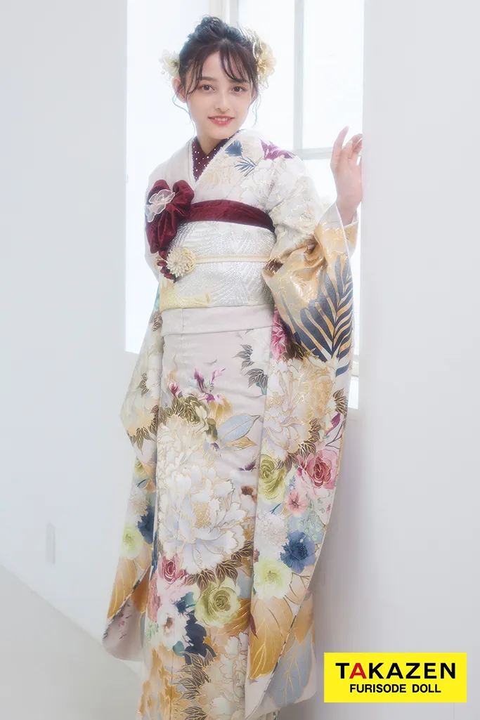 TAKAZENのレンタル振袖 くすみカラー古典　ベージュ/淡い色　牡丹柄　上品　大人っぽい　綺麗　假屋崎省吾デザイン振袖　大峰ユリホ【通販可】LB26