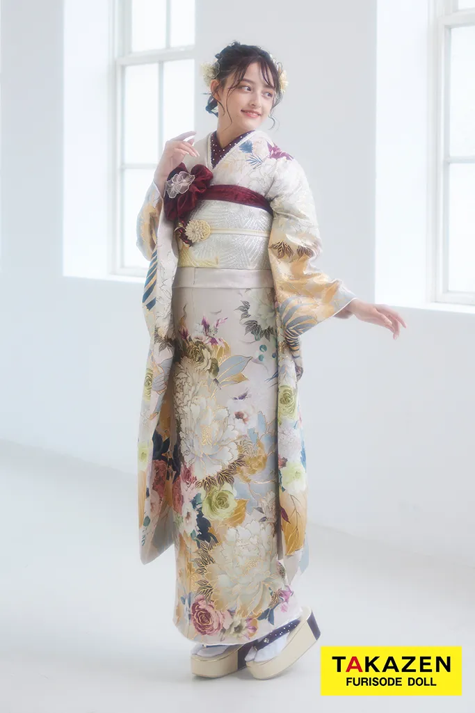 TAKAZENのレンタル振袖 くすみカラー古典　ベージュ/淡い色　牡丹柄　上品　大人っぽい　綺麗　假屋崎省吾デザイン振袖　大峰ユリホ【通販可】LB26
