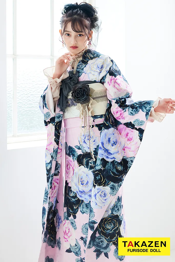 TAKAZENのレンタル振袖 ヘップバーン　ピンク/グレー　薔薇柄　キラキラスワロフスキー付き　エレガント　ハイネック　ブーツスタイル　大峰ユリホ【通販可】LB27