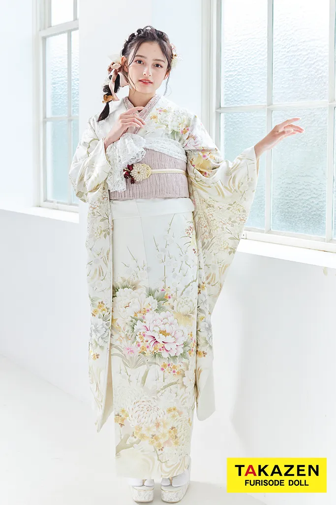 TAKAZENのレンタル振袖 くすみカラーガーリー　白　牡丹柄/古典柄　かわいい　トレンド　清楚　ワントーンコーデ　大峰ユリホ【通販可】LB30
