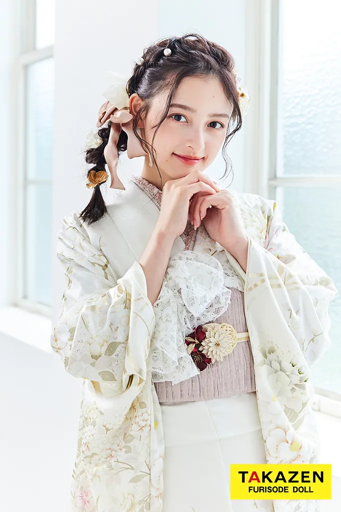 TAKAZENのレンタル振袖 くすみカラーガーリー　白　牡丹柄/古典柄　かわいい　トレンド　清楚　ワントーンコーデ　大峰ユリホ【通販可】LB30