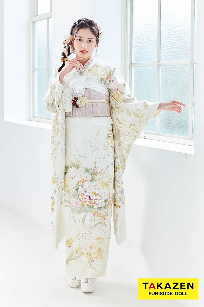 TAKAZENのレンタル振袖 くすみカラーガーリー　白　牡丹柄/古典柄　かわいい　トレンド　清楚　ワントーンコーデ　大峰ユリホ【通販可】LB30