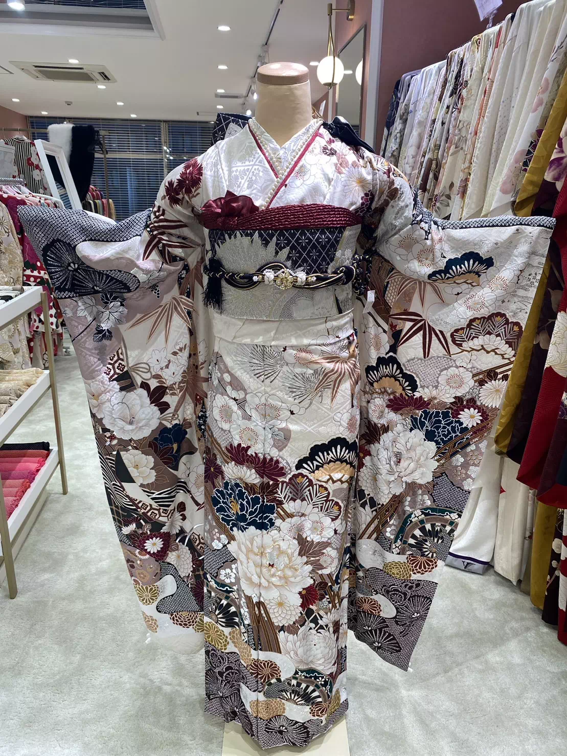 TAKAZEN姫路店　加古川市　高砂市　人気振袖　振袖レンタル　姫路市　成人式　卒業式　袴　振袖　イマドキ振袖　くすみ古典　白　きれいめ
