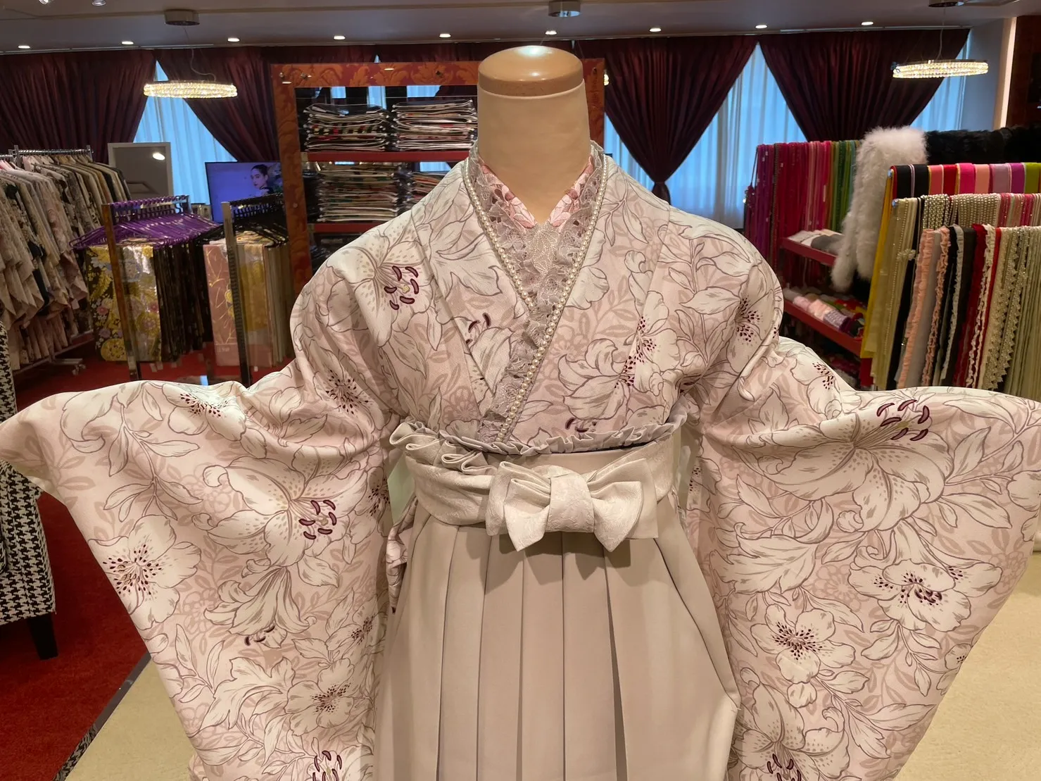 大阪　梅田　卒業式　玉城ティナ　オシャレな　くすみ