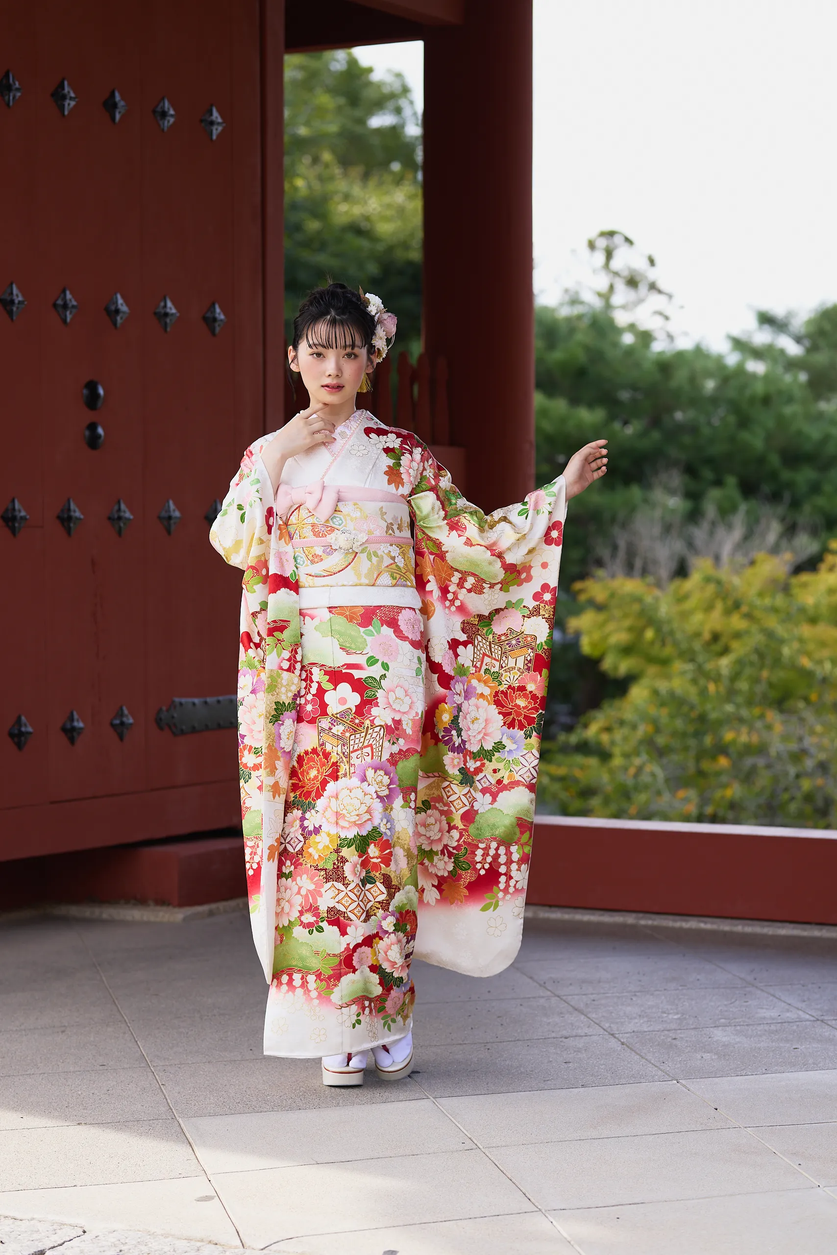 TAKAZENのレンタル振袖 最新作正統派古典　白/赤　御所車柄/牡丹柄　吉澤織物/最高級金彩手描友禅　おしとやか　はんなり　上品　高級振袖　南琴奈【通販可】26016