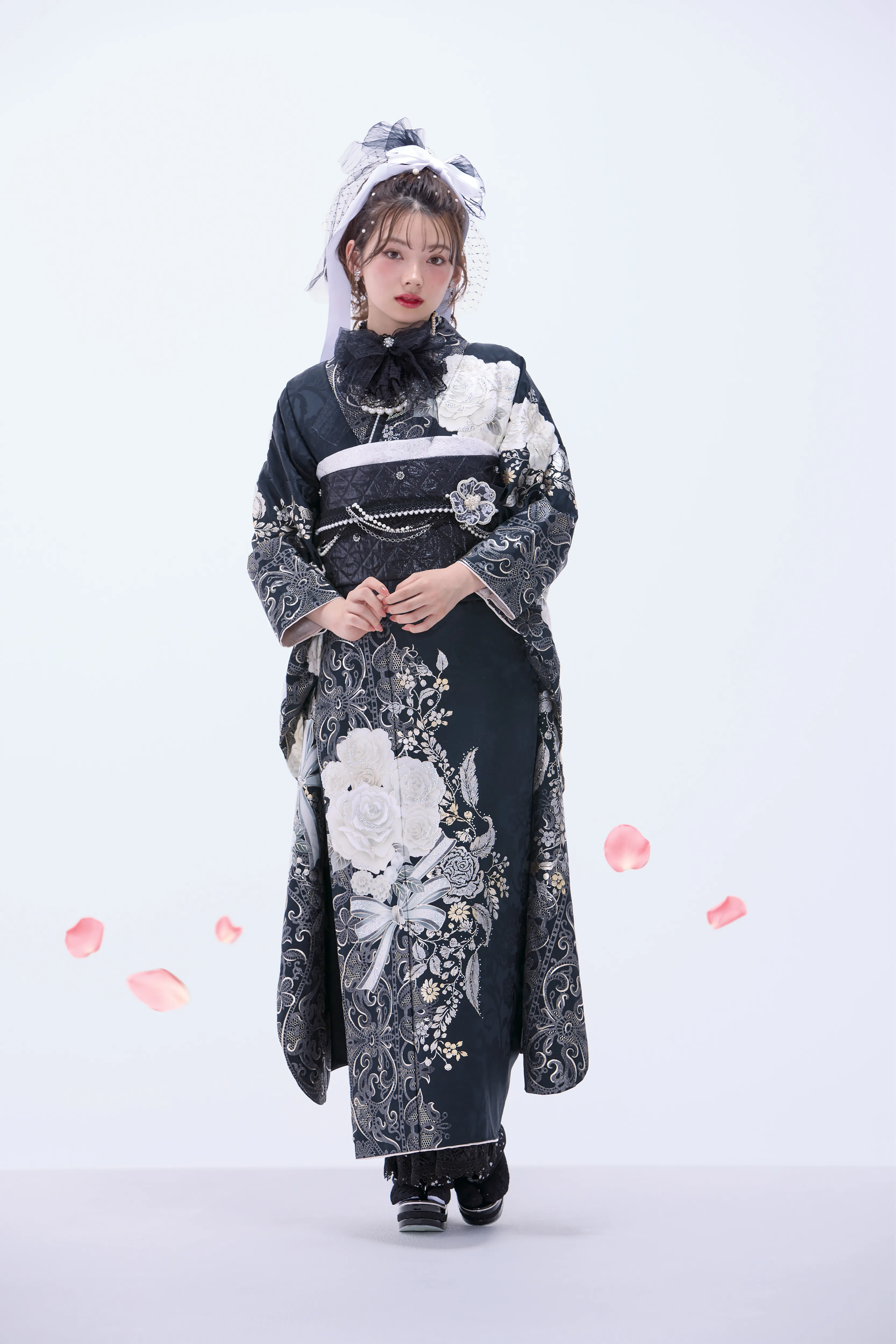 成人式振袖レンタル　ローズ　黒白　かわいい